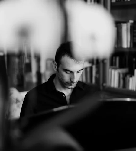 Andrea-Vanzo_Composer-pianoforte-compositore-piano-foto-sfondo-cover-discografia-song-records-sales-biografia-chi-sono